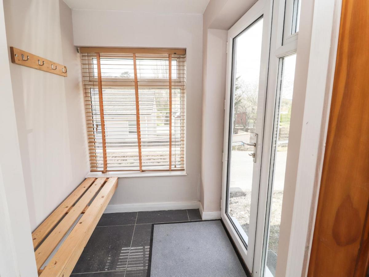 27 Green Road Рексем Экстерьер фото