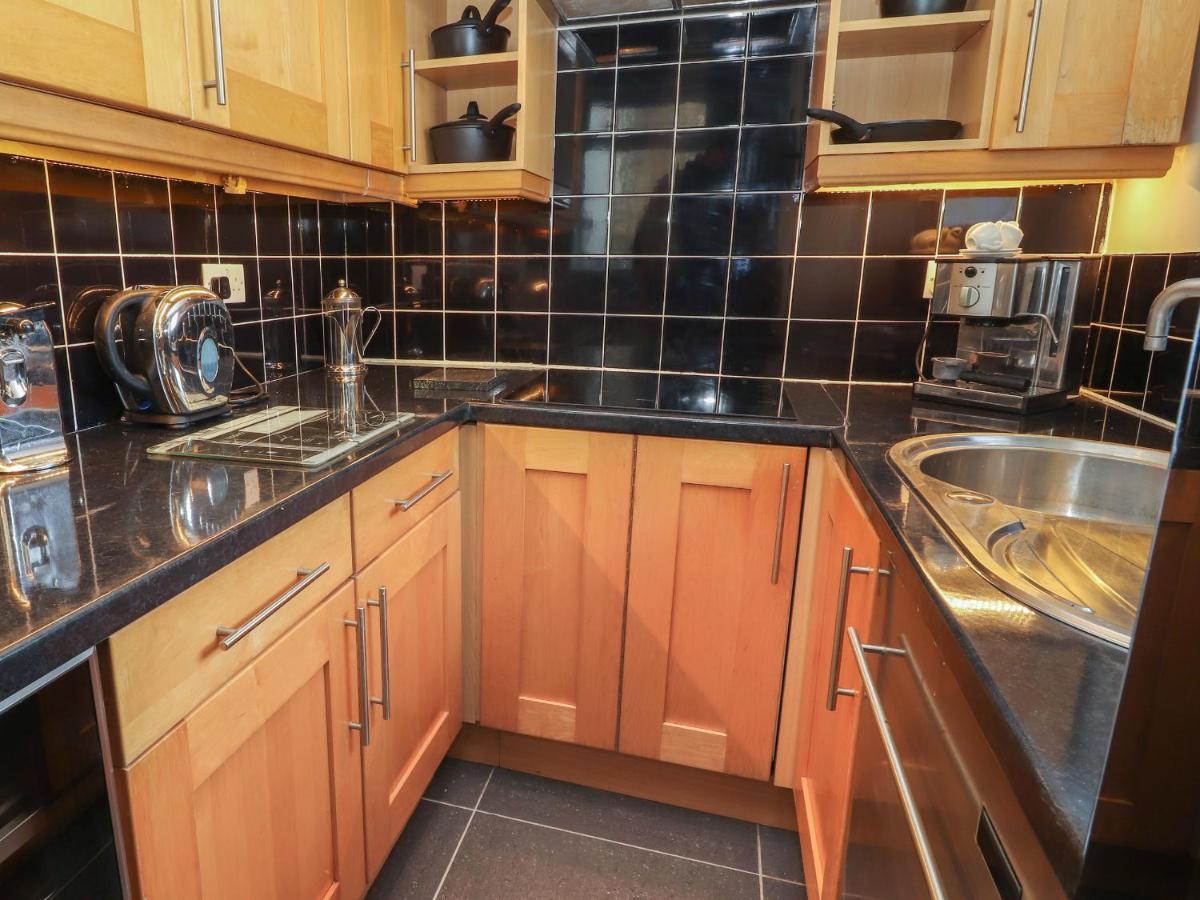 27 Green Road Рексем Экстерьер фото