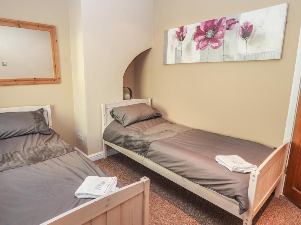 27 Green Road Рексем Экстерьер фото