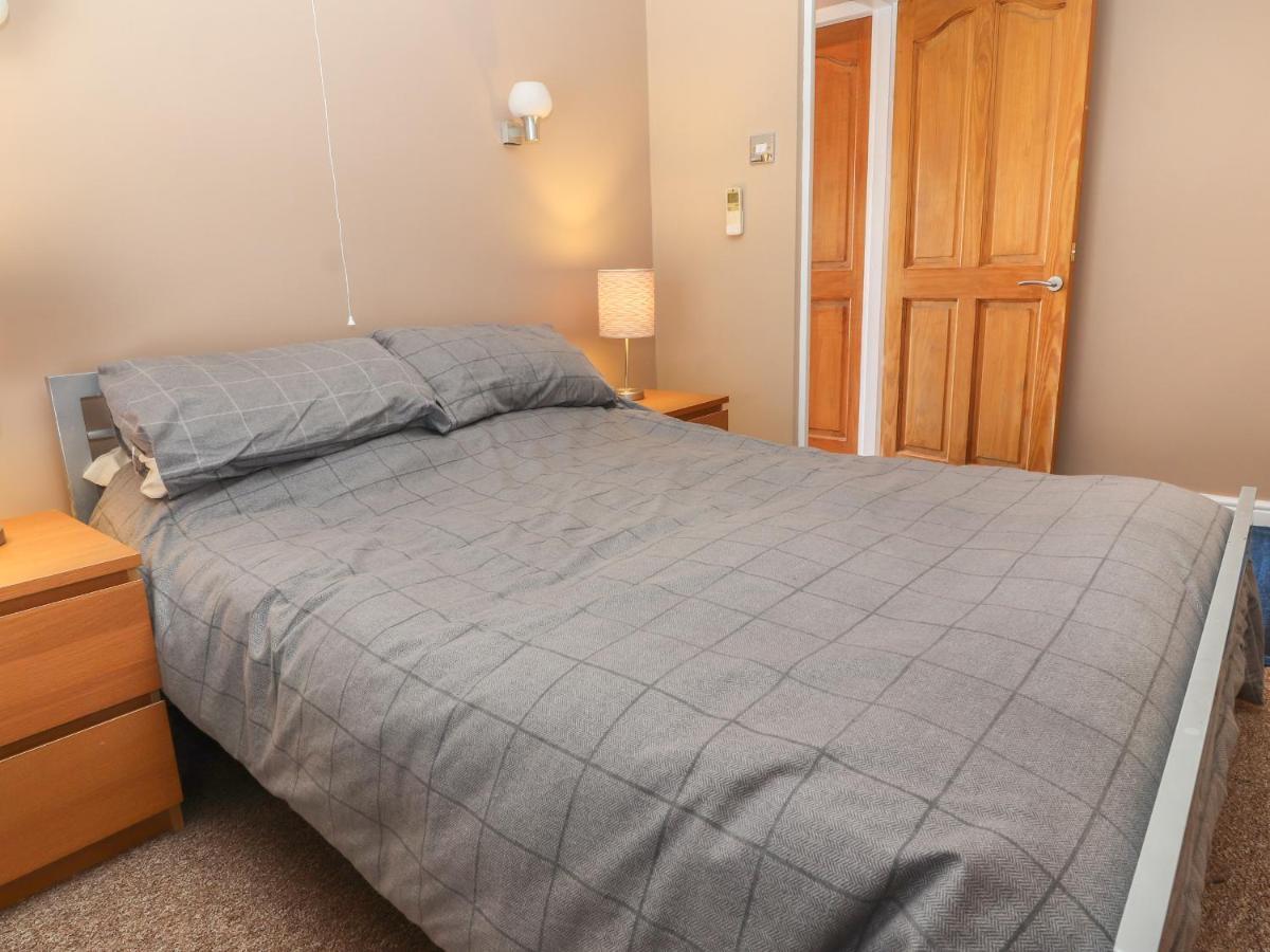 27 Green Road Рексем Экстерьер фото